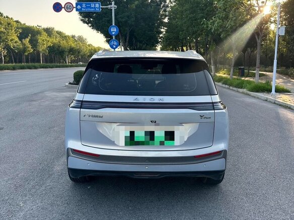 2025 Aion Y Plus 49.75 kWh, голубой, 1671001 рублей - вид 4