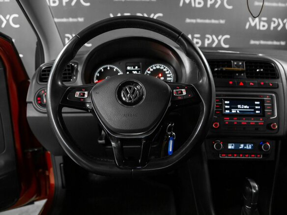 2016 Volkswagen Polo V Рестайлинг, красный - вид 11
