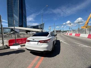 2023 Toyota Camry VIII (XV70) Рестайлинг, белый, 3150000 рублей, вид 2
