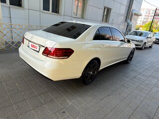 2013 Mercedes-Benz E-Класс 200 IV (W212, S212, C207) Рестайлинг, белый, 1500000 рублей, вид 4