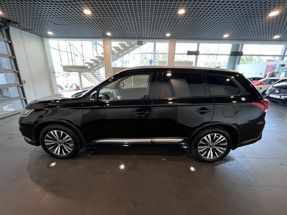 2018 Mitsubishi Outlander III Рестайлинг 3, чёрный, 1890000 рублей - вид 5