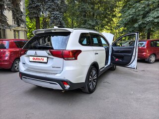 2018 Mitsubishi Outlander III Рестайлинг 3, белый, 2370000 рублей, вид 3