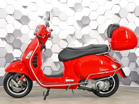 2015 Vespa GTS 300, красный, 539000 рублей, вид 4