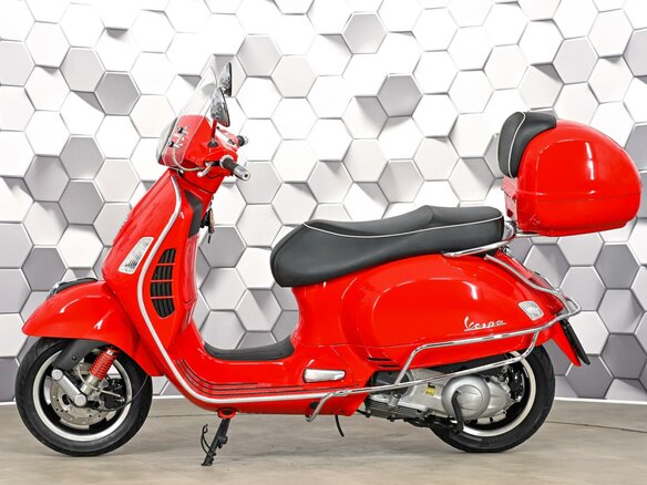 2015 Vespa GTS 300, красный, 539000 рублей - вид 3