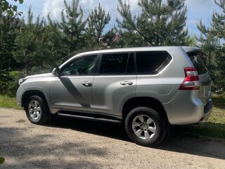 2014 Toyota Land Cruiser Prado 150 Series Рестайлинг 1, серебристый, 2950000 рублей, вид 4