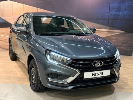 2026 Lada (ВАЗ) Vesta I Рестайлинг (NG), серый, 1601000 рублей, вид 2
