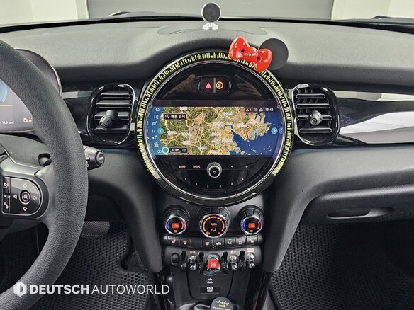 2022 Mini Hatch Cooper III (F55/F56) Рестайлинг 2, белый, 1780000 рублей - вид 10