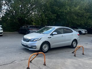 2016 Kia Rio III Рестайлинг, серебристый, 900000 рублей, вид 1