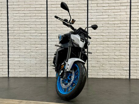 2026 Yamaha MT-09 (FZ-09), серый, 1575000 рублей, вид 5