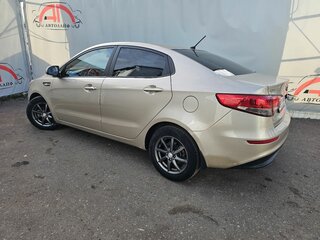 2015 Kia Rio III Рестайлинг, бежевый, 949000 рублей, вид 3