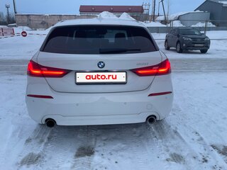 2022 BMW 1 серии 120i III (F40), белый, 2800000 рублей, вид 1