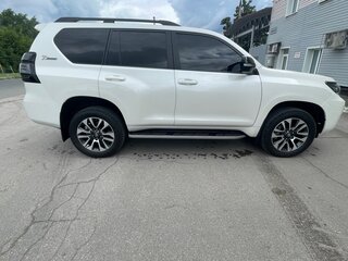 2022 Toyota Land Cruiser Prado 150 Series Рестайлинг 3, белый, 7970000 рублей, вид 1