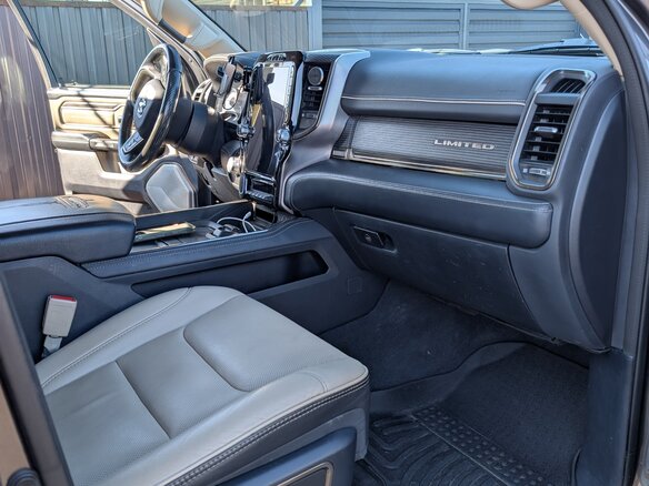 2021 Ram 1500 Crew Cab V, серый, 7500000 рублей - вид 3
