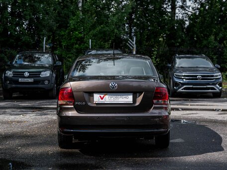 2016 Volkswagen Polo V Рестайлинг, коричневый, 837000 рублей, вид 4
