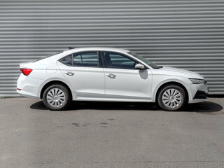 2021 Skoda Octavia IV (A8), белый, 2250000 рублей, вид 4