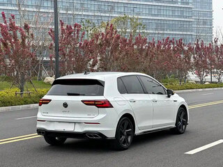 2023 Volkswagen Golf VIII, белый, 1623000 рублей, вид 4