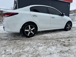 2021 Kia Rio IV Рестайлинг, белый, 1900000 рублей, вид 4