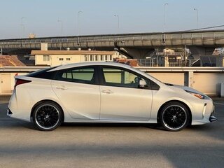 2022 Toyota Prius IV Рестайлинг (XW50), белый, 1620555 рублей, вид 2