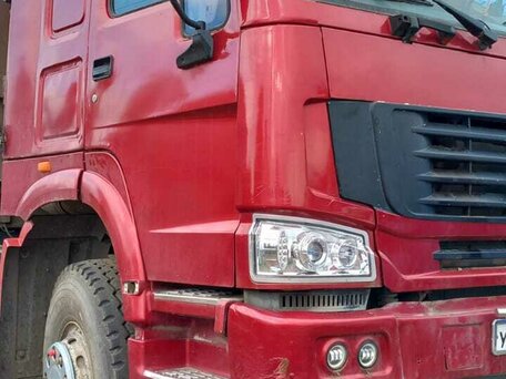2012 Sinotruk Howo ZZ3327, красный, 3000000 рублей, вид 1