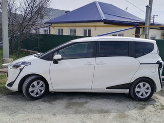 2020 Toyota Sienta II Рестайлинг, белый, 1700000 рублей, вид 4