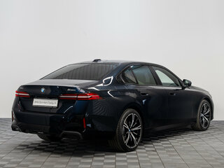 2026 BMW 5 серии 530i xDrive VIII (G60/G61/G68), чёрный, 10390000 рублей, вид 2