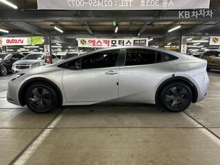 2024 Toyota Prius V (XW60), серебристый, 3560012 рублей, вид 3