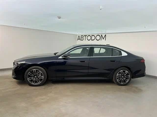 2025 BMW 5 серии Long 530Li xDrive VIII (G60/G61/G68), чёрный, 8190000 рублей, вид 2