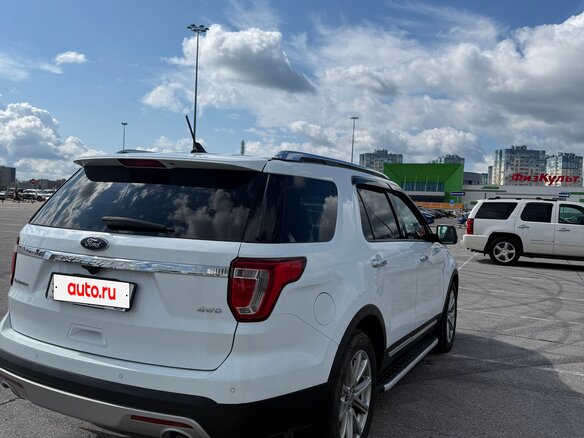 2017 Ford Explorer V Рестайлинг, белый, 2490000 рублей - вид 6