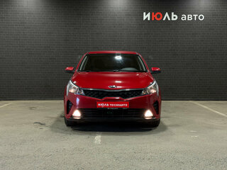 2020 Kia Rio IV Рестайлинг, красный, 1450000 рублей, вид 2