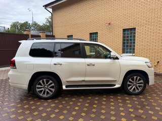 2017 Toyota Land Cruiser 200 Series Рестайлинг 2, белый, 6900000 рублей, вид 5