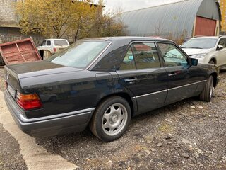 1995 Mercedes-Benz E-Класс 220 I (W124), чёрный, 2000000 рублей, вид 3