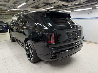 2026 Rolls-Royce Cullinan Black Badge I Рестайлинг (Series II), чёрный, 69500000 рублей, вид 4