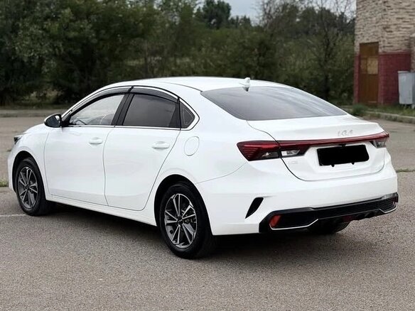 2023 Kia K3 II (China Market) Рестайлинг, белый - вид 4