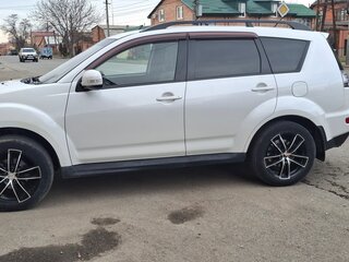 2011 Mitsubishi Outlander II Рестайлинг, белый, 1200000 рублей, вид 3