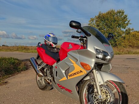 1999 Honda VFR 800, красный, 460000 рублей, вид 1
