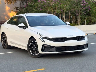 2024 Kia K5 III Рестайлинг, белый, 2790000 рублей, вид 3