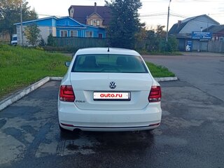 2015 Volkswagen Polo V Рестайлинг, белый, 670000 рублей, вид 4