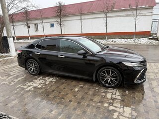 2022 Toyota Camry VIII (XV70) Рестайлинг, чёрный, 3300000 рублей, вид 4