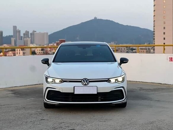 2022 Volkswagen Golf VIII, белый, 2000000 рублей - вид 1