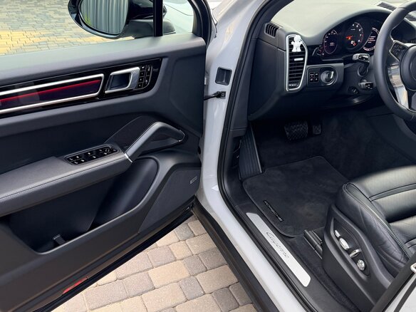 2020 Porsche Cayenne III, серый, 7590000 рублей - вид 9
