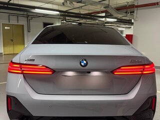 2024 BMW 5 серии 530i xDrive VIII (G60/G61/G68), серый, 7750000 рублей, вид 4