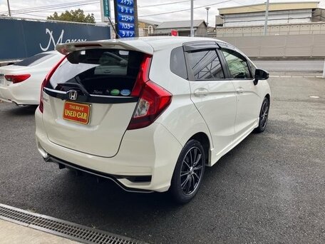 2017 Honda Fit III Рестайлинг, белый, 810000 рублей, вид 4