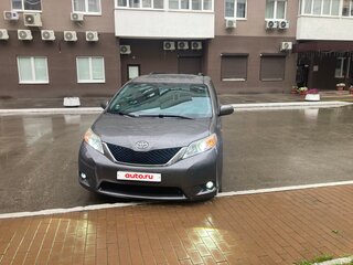 2016 Toyota Sienna III Рестайлинг, серый, 3300000 рублей, вид 2