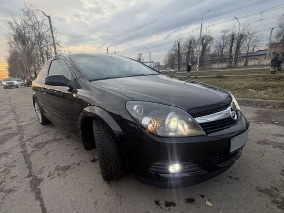 2009 Opel Astra GTC H Рестайлинг, чёрный, 500000 рублей - вид 2