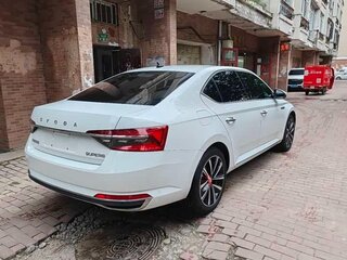 2023 Skoda Superb III Рестайлинг, белый, 1630000 рублей, вид 4