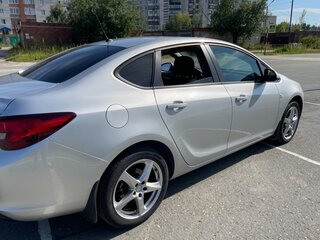 2013 Opel Astra J Рестайлинг, серебристый, 950000 рублей, вид 4