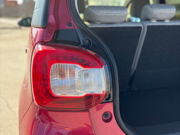 2016 Toyota Passo III, красный - вид 21