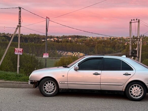 1997 Mercedes-Benz E-Класс 230 II (W210, S210), серебристый, 210000 рублей - вид 1
