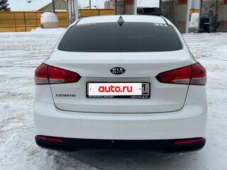 2017 Kia Cerato III Рестайлинг (Classic), белый, 1300000 рублей, вид 3