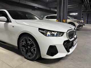 2024 BMW 5 серии 520i VIII (G60/G61/G68), белый, 6990000 рублей, вид 3